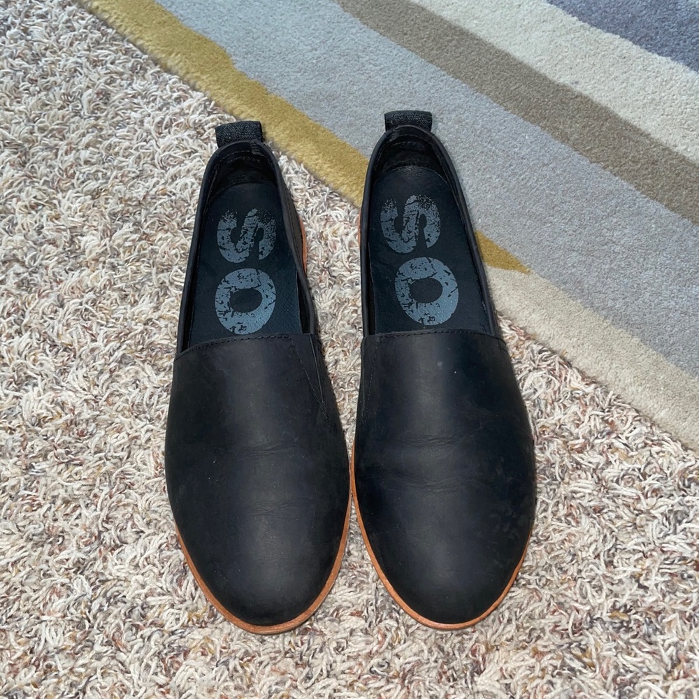 Sorel black leather flats